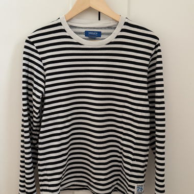Top Adidas a righe con maniche lunghe