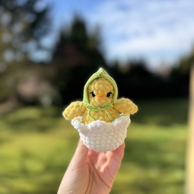 Pulcino pasquale di peluche fatto a mano