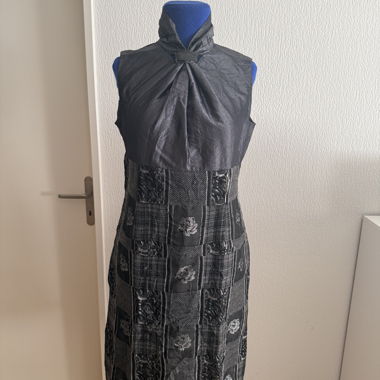 Robe midi noire sans manches avec col montant