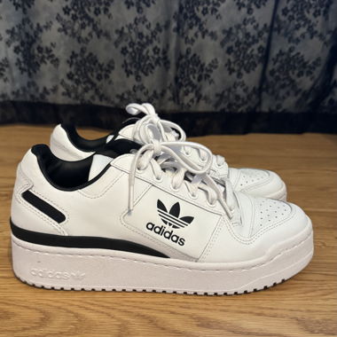 Sneaker bianche Adidas con plateau