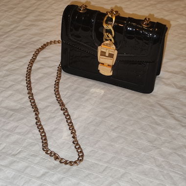 Kleine schwarze Umhängetasche mit Kette