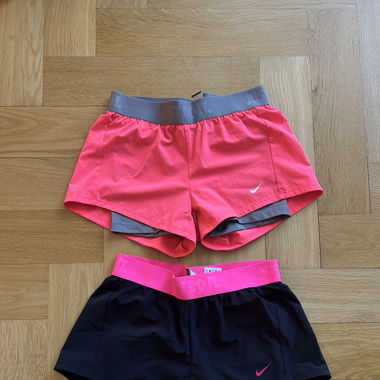 Zwei Nike Dri-Fit Sporthosen