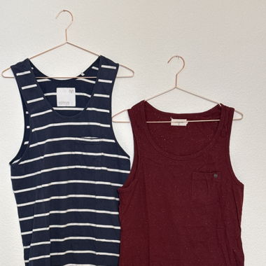 Zwei Tank Tops
