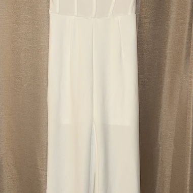 Elegante tuta bianca con dettagli in perle.