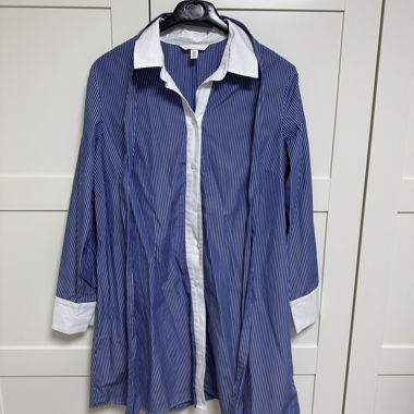 Robe-chemise rayée bleu et blanc avec ceinture à nouer