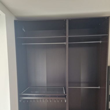 Geräumiger und stilvoller Kleiderschrank
