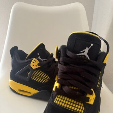 Air Jordan 4 Retro THUNDER