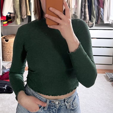 Maglione a coste verde scuro con collo alto