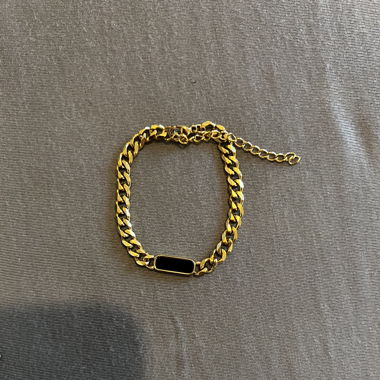Bracelet dorée avec pierre noir 