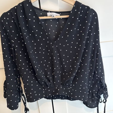 Blusa nera a pois
