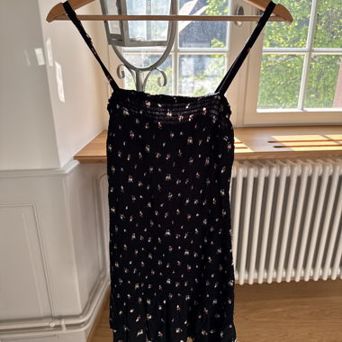 Schwarzes Trägerkleid mit Blumenprint