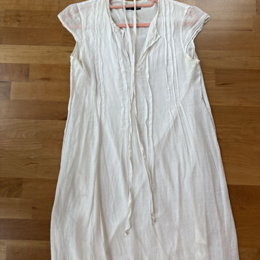 Weisses kurzärmeliges Sommerkleid