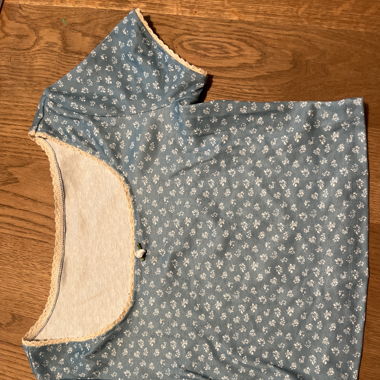 geblümtes Top mit Rose 