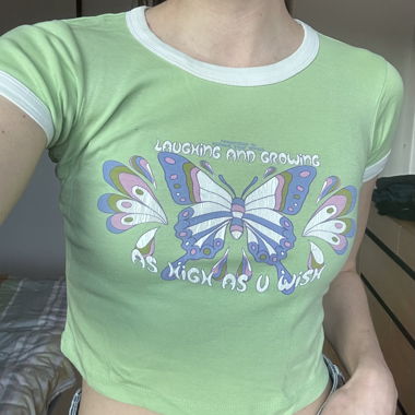 T-shirt crop verde con farfalla