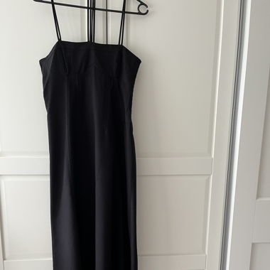 Schwarzes Kleid mit Trägern
