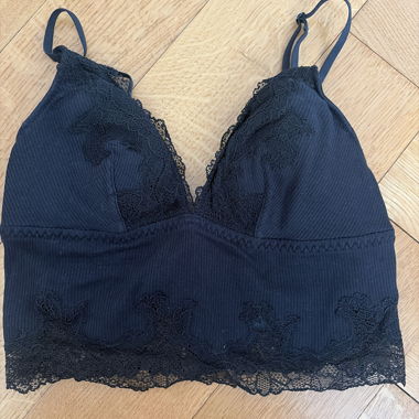 Crop top in pizzo nero con coppe integrate