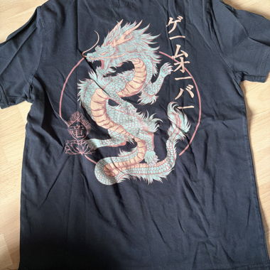 T-shirt nera con stampa di drago