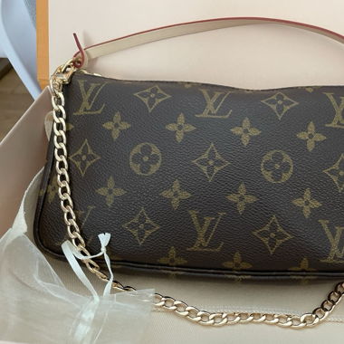 Louis Vuitton Pochette Accessoire Monogram Pattern