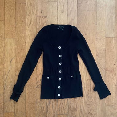 Geknöpfter schwarzer Cardigan