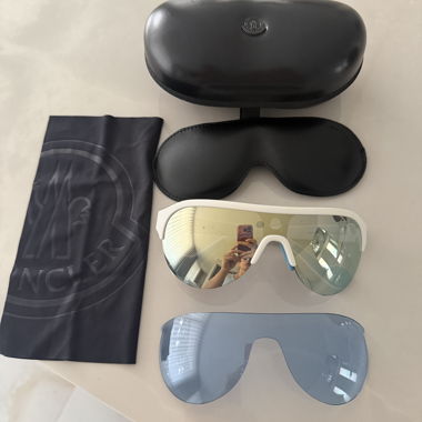 Moncler Sonnenbrille mit Etui