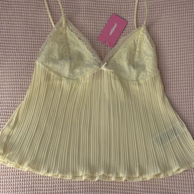 Top in pizzo baby doll giallo Edikted