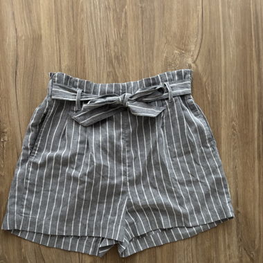 Kurze Stoffhose