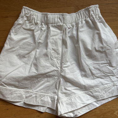 Weisse Shorts aus dickem Baumwollstoff