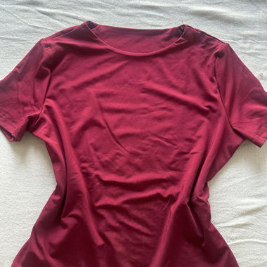 Bordeauxfarbenes T-Shirt