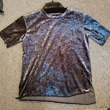 Blue‑grey velvet T‑shirt with crew neck