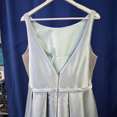 Abito in raso azzurro chiaro