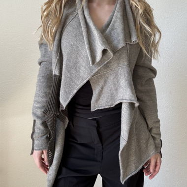 Veste en tricot asymétrique avec détails