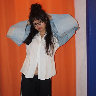 Top in camicia bianca upcycled con maniche in denim