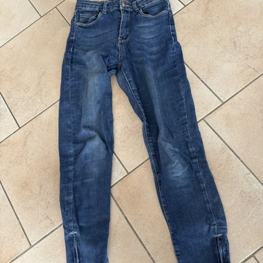 Jeans bleu foncé avec détail zippé