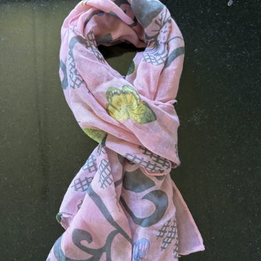 Pinker Schal mit Schmetterlingen