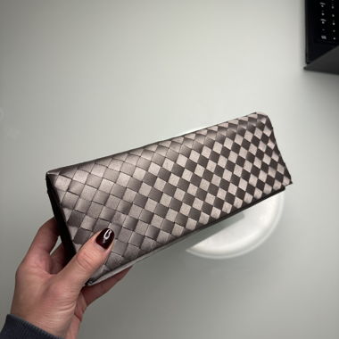 Clutch rettangolare intrecciata grigia