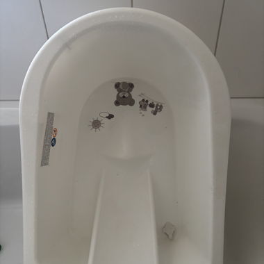 Vasca da bagno bianca per bebè