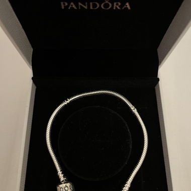 New PANDORA bracelet never worn
