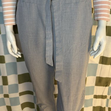 Pantalon léger en tissu avec ceinture à nouer en gris