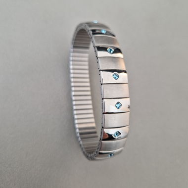 Bracciale elegante con zirconi azzurri chiari