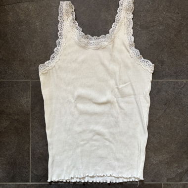 Weiss gerippter Top mit Spitze