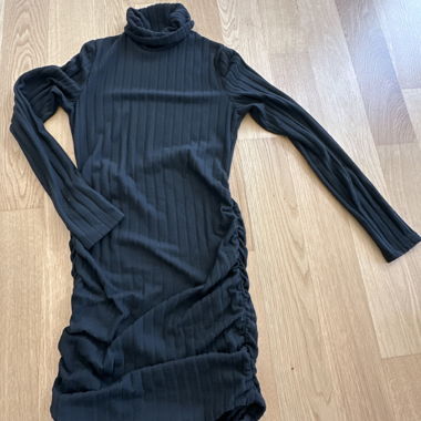 Robe noire côtelée