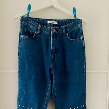 Jeanshose mit Perlen