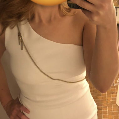 Robe blanche à une épaule