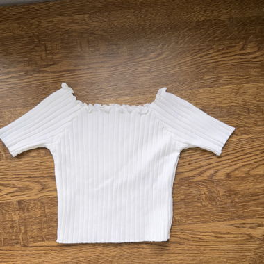Top a coste bianco con spalle scoperte