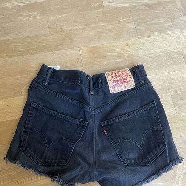 schwarze Shorts 