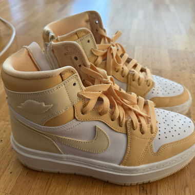 Sneaker high-top Nike in colori pastello