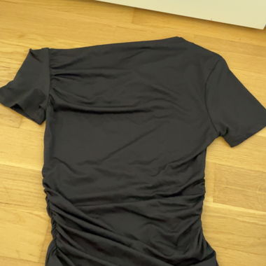 Black top pull and bear