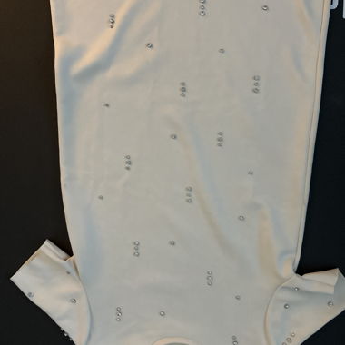 Abito bianco con brillantini scintillanti