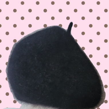 Schwarzes flauschiges Barett