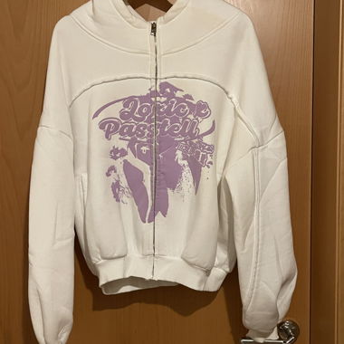 weisswr Hoodie mit lila Frontprint